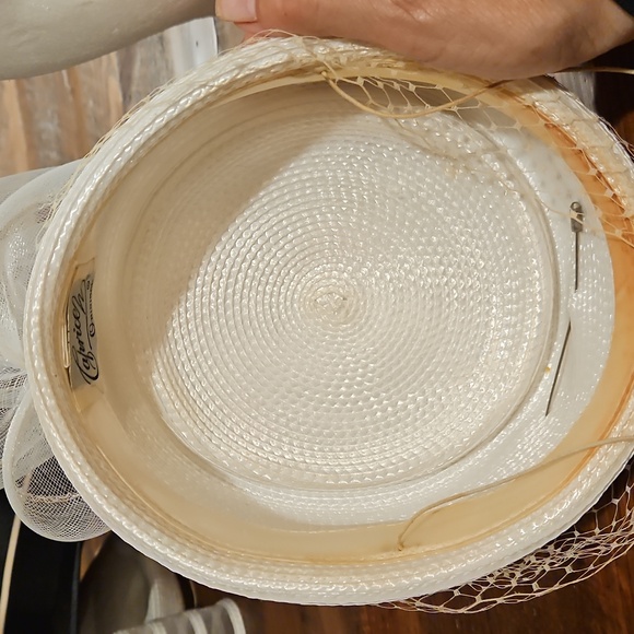 BEAUTIFUL VINTAGE CAPRICE HAT WITH BOW AND VEIL AND A STICK PIN. - Picture 7 of 10